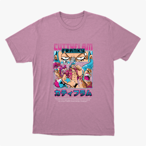 Camiseta com estampa frontal de ilustração em estilo anime, apresentando personagem com pose dinâmica, letras coloridas acima e inscrições japonesas abaixo.