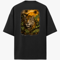 Camiseta com estampa frontal de logo minimalista e estampa traseira de leopardo majestoso em ambiente selvagem com folhagens e palmeiras ao fundo.