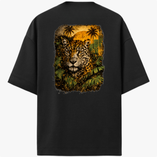 Camiseta com estampa frontal de logo minimalista e estampa traseira de leopardo majestoso em ambiente selvagem com folhagens e palmeiras ao fundo.