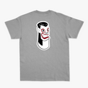 Camiseta com estampa frontal de letras estilizadas "Carranca & Labs" e estampa traseira de um desenho gráfico de figura caricata com expressão marcante.
