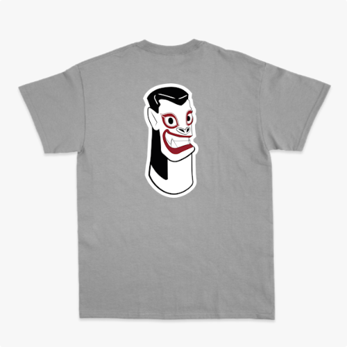 Camiseta com estampa frontal de letras estilizadas "Carranca & Labs" e estampa traseira de um desenho gráfico de figura caricata com expressão marcante.