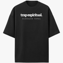 Camiseta com estampa frontal de "trap espiritual. Elevação Total" e estampa traseira com imagem de pessoa meditando, yin-yang e cores místicas vibrantes.