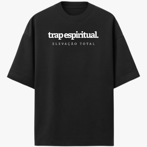 Camiseta com estampa frontal de "trap espiritual. Elevação Total" e estampa traseira com imagem de pessoa meditando, yin-yang e cores místicas vibrantes.