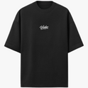 Camiseta com estampa frontal de texto cursivo "Verbo" e estampa traseira de coroa, montanhas, estrela e frases expressivas em texto impactante.