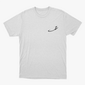 Camiseta com estampa frontal de uma inicial estilizada e estampa traseira com vários personagens icônicos de jogos e animações em um agrupamento vibrante.