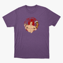 Camiseta com estampa frontal de guerreiro musculoso segurando uma arma sobre fundo circular e estampa traseira de personagem em pose poderosa com texto.