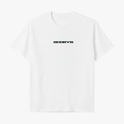 Camiseta com estampa frontal de texto estilizado e estampa traseira de padrão geométrico verde com caracteres japoneses distribuídos aleatoriamente.