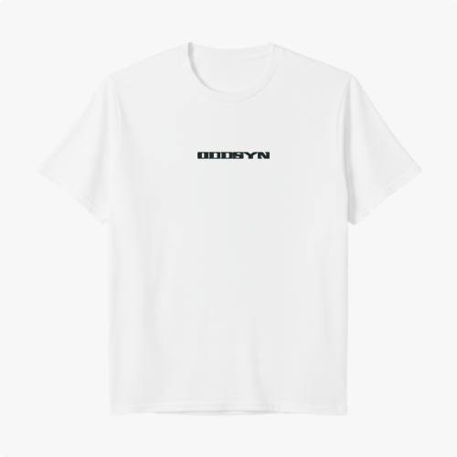 Camiseta com estampa frontal de texto estilizado e estampa traseira de padrão geométrico verde com caracteres japoneses distribuídos aleatoriamente.