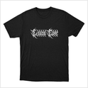 Camiseta com estampa frontal de letras estilizadas em design arrojado, com contornos irregulares e aparência similar a ramos entrelaçados.