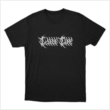 Camiseta com estampa frontal de letras estilizadas em design arrojado, com contornos irregulares e aparência similar a ramos entrelaçados.