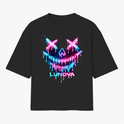 Camiseta com estampa frontal de rosto estilizado com olhos em "X" e sorriso largo, ambos escorrendo em efeito neon, junto à palavra "LUNOYA".