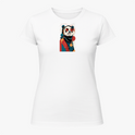 Camiseta com estampa frontal de panda estilizado, vestindo roupa clássica e chapéu, sobre fundo geométrico abstrato contrastante.