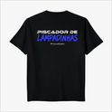 Camiseta com estampa frontal de "#roccateam" e estampa traseira de "PISCADOR DE LAMPADINHAS" e "#roccateam".