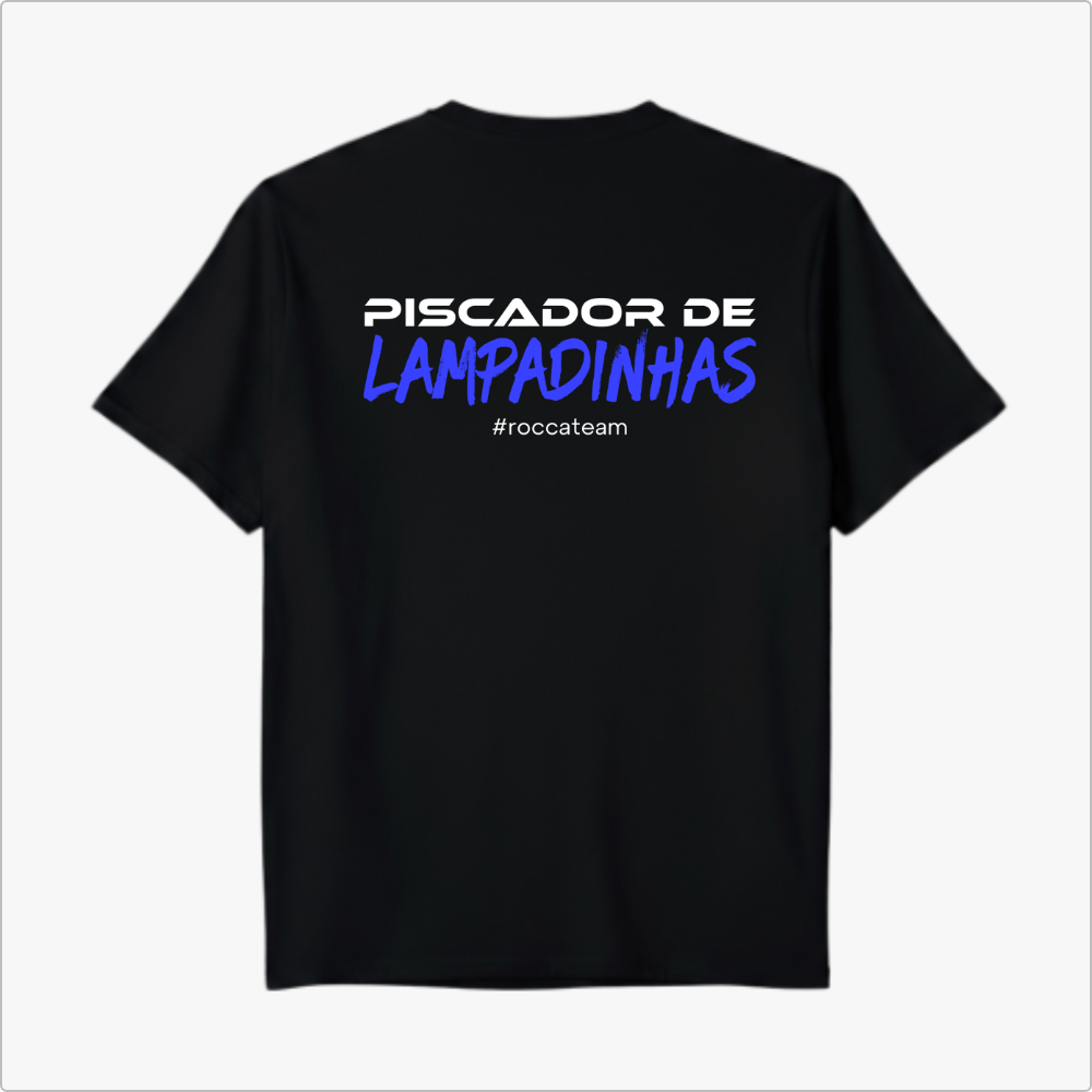 Camiseta com estampa frontal de "#roccateam" e estampa traseira de "PISCADOR DE LAMPADINHAS" e "#roccateam".