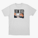 Camiseta com estampa frontal de uma criança em um carrinho, usando óculos escuros, segurando uma mamadeira, com a palavra "MEDICATED" ao fundo.
