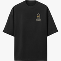 Camiseta com estampa frontal de desenho de um passarinho dentro de uma gaiola estilizada com a inscrição "Máquina Voadora" abaixo do desenho.