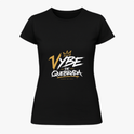 Camiseta com estampa frontal de texto estilizado "Vybe de Quebrada" acompanhado de coroa e linha embaixo, em um design dinâmico e urbano.