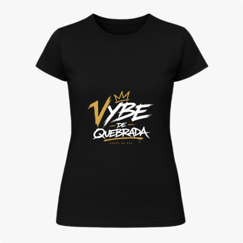 Camiseta com estampa frontal de texto estilizado "Vybe de Quebrada" acompanhado de coroa e linha embaixo, em um design dinâmico e urbano.