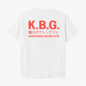 Camiseta com estampa frontal de "K.B.G." e texto em japonês seguido de "KAMOGAWA BOXING GYM" e estampa traseira com os mesmos elementos ampliados.