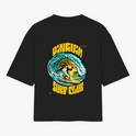 Camiseta com estampa frontal de logotipo discreto com texto pequeno e símbolo estilizado, e estampa traseira de pinguim surfando em onda com texto vibrante.