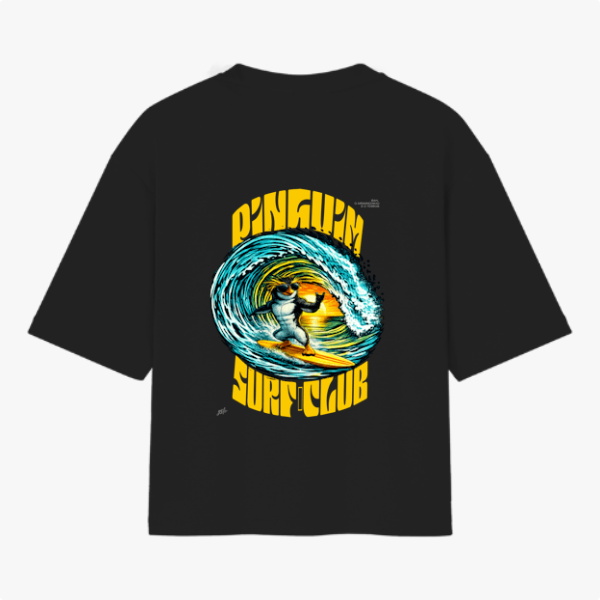 Camiseta com estampa frontal de logotipo discreto com texto pequeno e símbolo estilizado, e estampa traseira de pinguim surfando em onda com texto vibrante.