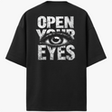 Camiseta com estampa frontal de "LUNOVA" em letras grandes e efeito desgastado, e estampa traseira de um olho detalhado entre "OPEN YOUR EYES".