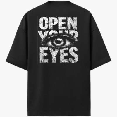 Camiseta com estampa frontal de "LUNOVA" em letras grandes e efeito desgastado, e estampa traseira de um olho detalhado entre "OPEN YOUR EYES".