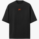 Camiseta com estampa frontal de logo estilizado "YK" e estampa traseira de figura musculosa com detalhes intrincados, acompanhada do texto "Parker Squad".