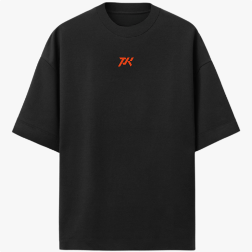 Camiseta com estampa frontal de logo estilizado "YK" e estampa traseira de figura musculosa com detalhes intrincados, acompanhada do texto "Parker Squad".
