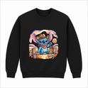 Moletom com estampa frontal de personagem azul com chapéu de cowboy, bandana e violão, sentado em cerca de madeira com fundo de pôr do sol.