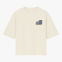 Camiseta com estampa frontal de um tênis estilizado com detalhes em estrelas e um padrão de linhas destacado em seu design gráfico.