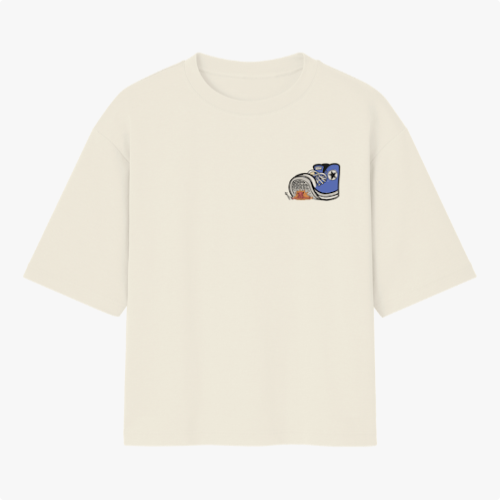 Camiseta com estampa frontal de um tênis estilizado com detalhes em estrelas e um padrão de linhas destacado em seu design gráfico.