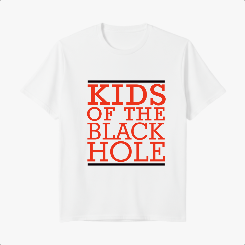 Camiseta com estampa frontal de "KIDS OF THE BLACK HOLE" em tipografia estilizada e estampa traseira de "DNGRZ DYZ" centralizada abaixo de uma linha.