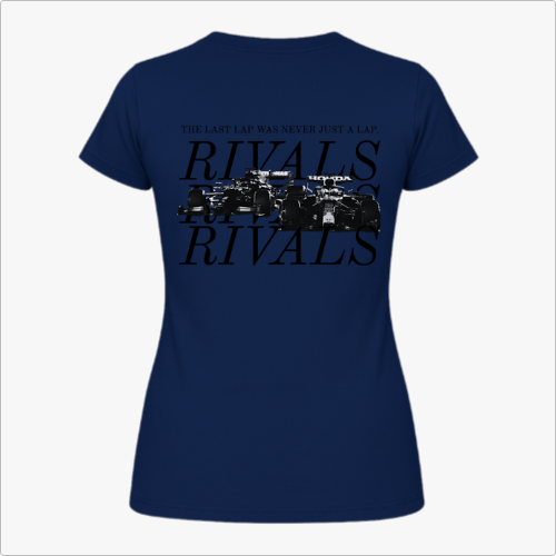 Camiseta com estampa frontal de texto minimalista "RIVALS" no lado esquerdo do peito e estampa traseira de carros de corrida com sobreposição de textos.
