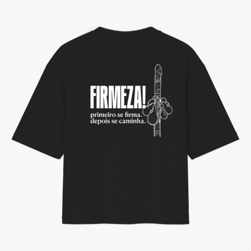 Camiseta com estampa frontal de duas chaves cruzadas detalhadas, e estampa traseira de uma mão levantada ao lado da frase "FIRMEZA! primeiro se firma, depois se caminha.".