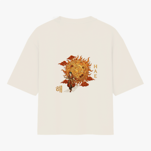 Camiseta com estampa frontal de um sol, um luar, montanhas e o texto "BECAME", e estampa traseira de um sol dourado decorado com símbolos orientais e figuras.