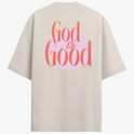 Camiseta com estampa frontal de "lab" em letras vibrantes e detalhes de linhas onduladas, e estampa traseira de "God is Good" sobrepondo um círculo.