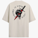 Camiseta com estampa frontal de "VIOLENCE IS VIRTUE LEGIO" em texto estilizado e estampa traseira de caveira atravessada por faca, texto ao redor.
