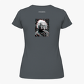 [Camiseta] com estampa frontal de símbolo geométrico com letra estilizada e estampa traseira de rosto icônico pixelado, acompanhado de texto discreto.