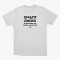 Camiseta com estampa frontal de texto "24/7 365 Surviving on Code & Coffee" em letras grandes, acompanhada por um pequeno símbolo abaixo.