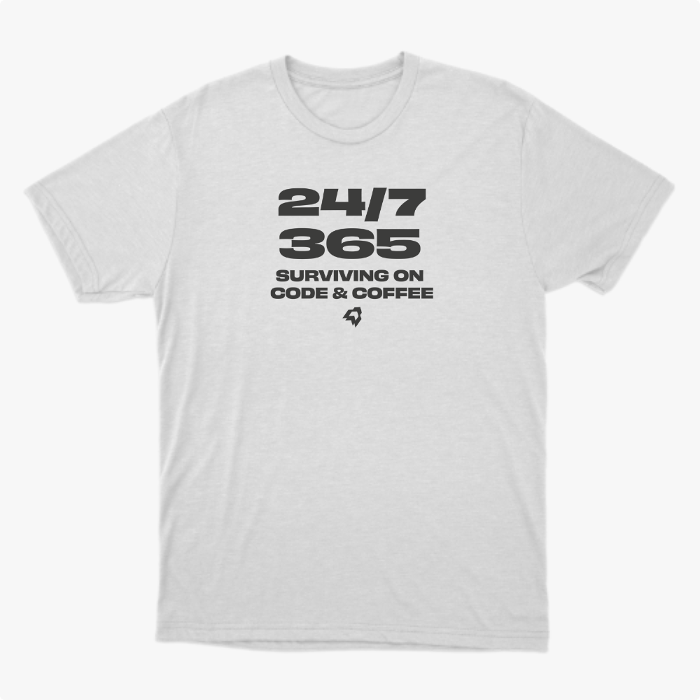 Camiseta com estampa frontal de texto "24/7 365 Surviving on Code & Coffee" em letras grandes, acompanhada por um pequeno símbolo abaixo.