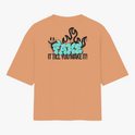 Camiseta com estampa frontal de texto estilizado semelhante a grafite e estampa traseira de desenho abstrato com rosto sorridente e texto grande.