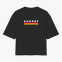 Camiseta com estampa frontal de texto "sunset" em letras minúsculas acima de duas listras horizontais, uma vermelha e outra amarela.