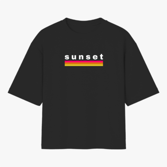Camiseta com estampa frontal de texto "sunset" em letras minúsculas acima de duas listras horizontais, uma vermelha e outra amarela.