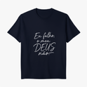 Camiseta com estampa frontal de texto "Eu falho, o meu DEUS não." e estampa traseira com logotipo estilizado, incluindo um emblema de cruz e coroa acima de "Santa Veste".