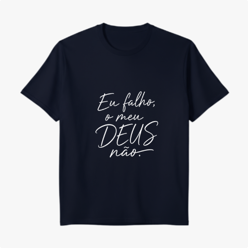 Camiseta com estampa frontal de texto "Eu falho, o meu DEUS não." e estampa traseira com logotipo estilizado, incluindo um emblema de cruz e coroa acima de "Santa Veste".