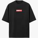 Camiseta com estampa frontal de texto dentro de retângulo pequeno, e estampa traseira de texto pequeno localizado próximo à gola.