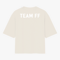 Camiseta com estampa frontal de "T FF" estilizado e figura entre as letras e estampa traseira de "TEAM FF" em letras maiúsculas.