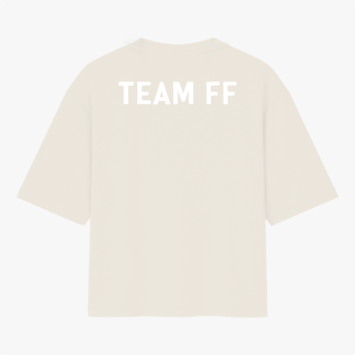 Camiseta com estampa frontal de "T FF" estilizado e figura entre as letras e estampa traseira de "TEAM FF" em letras maiúsculas.