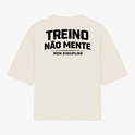 Camiseta com estampa frontal de "IRON DISCIPLINE" em estilo metálico e estampa traseira de "TREINO NÃO MENTE" em letras grandes, acompanhada por "IRON DISCIPLINE".